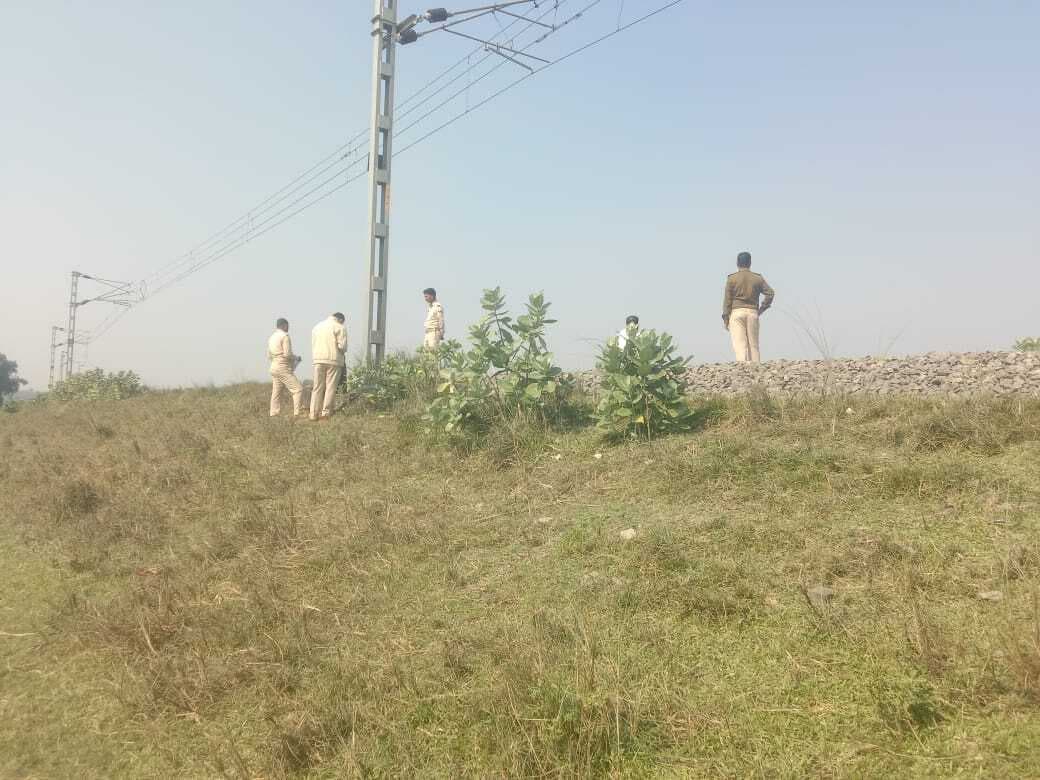 रेलवे पटरी के किनारे मिला युवक का शव, जांच में जुटी पुलिस