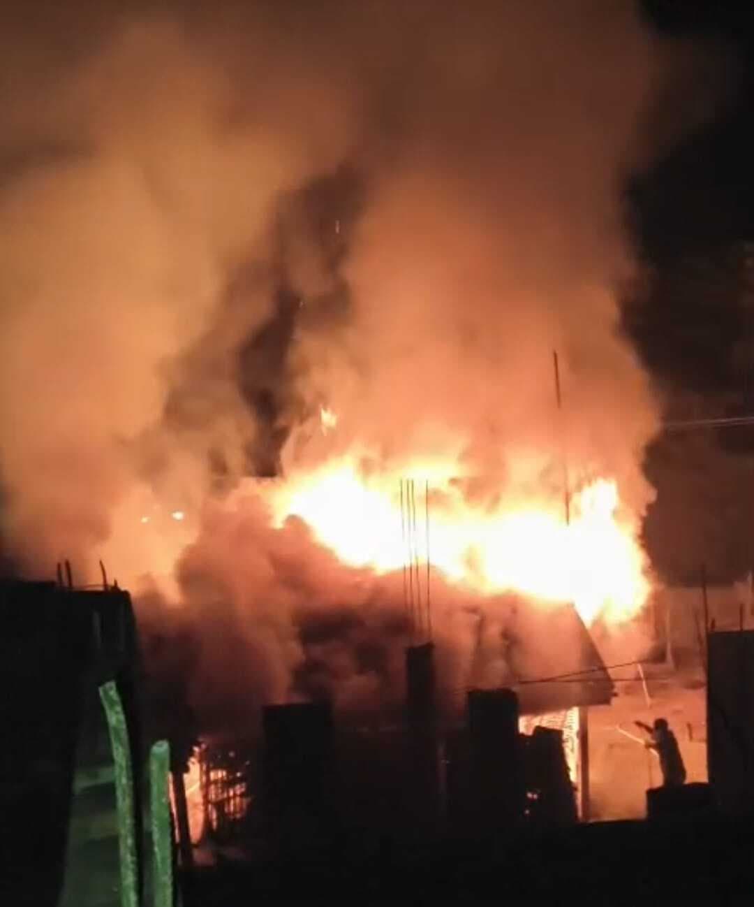 बेलो गांव में दो घर जले, हजारों की क्षति