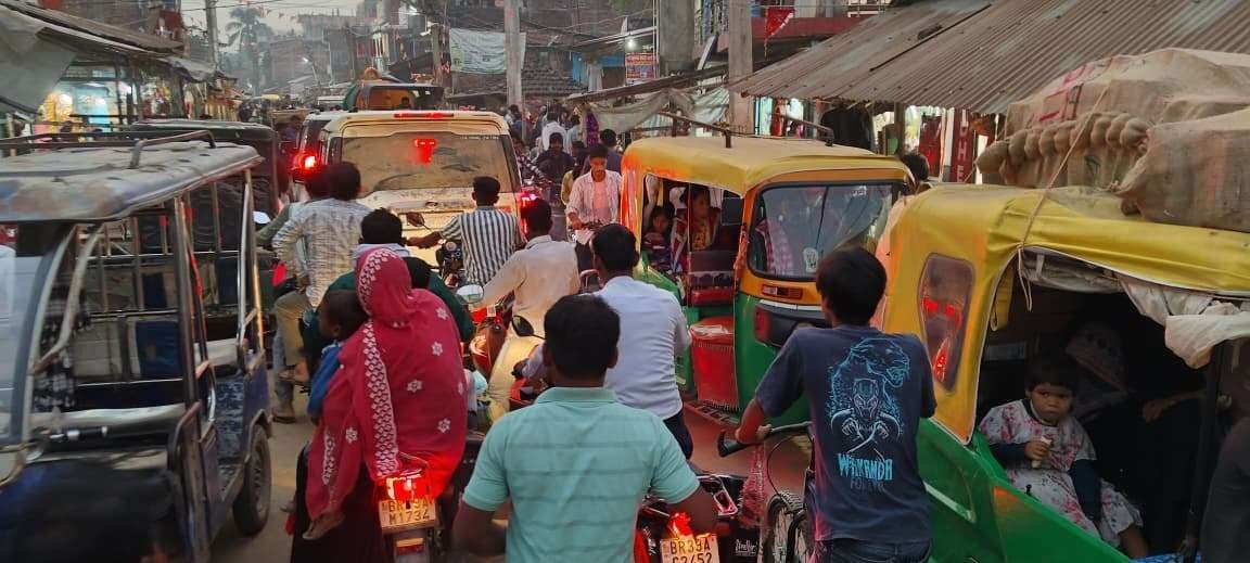 अमदाबाद बाजार में जाम की समस्या से लोग रोज हो रहे परेशान