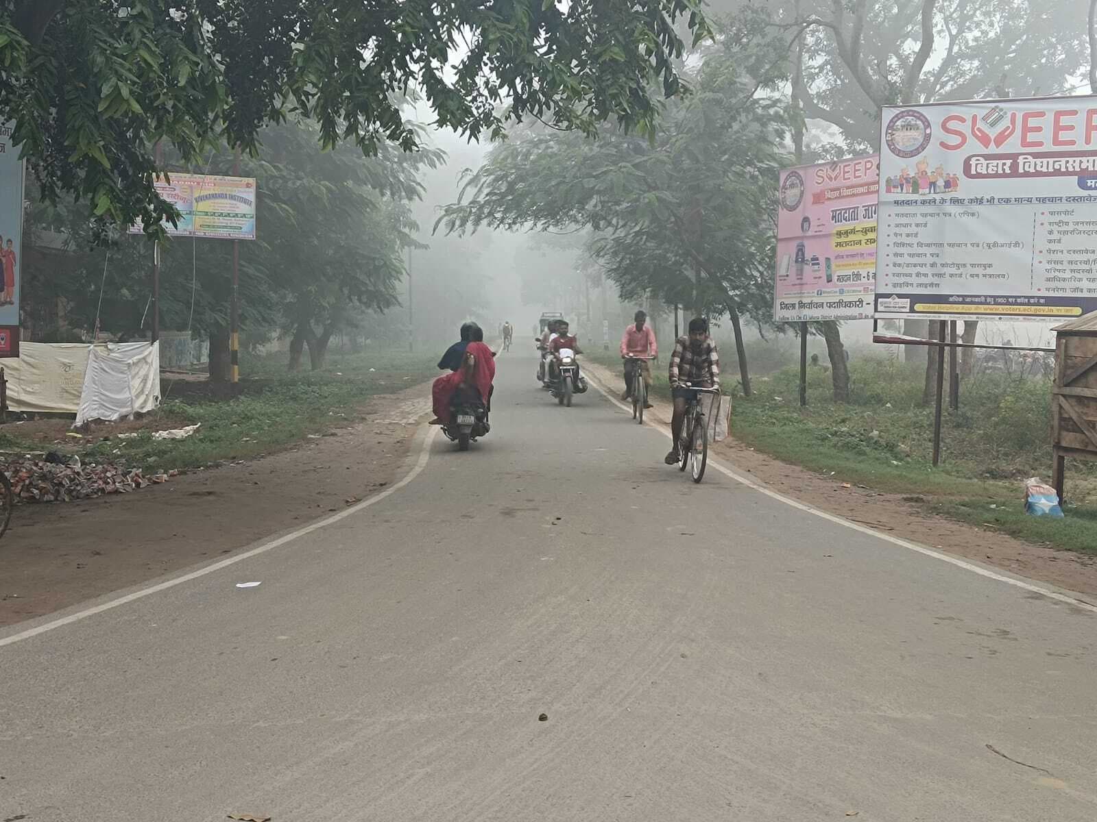 घने कोहरे ने धीमी की वाहनों की रफ्तार