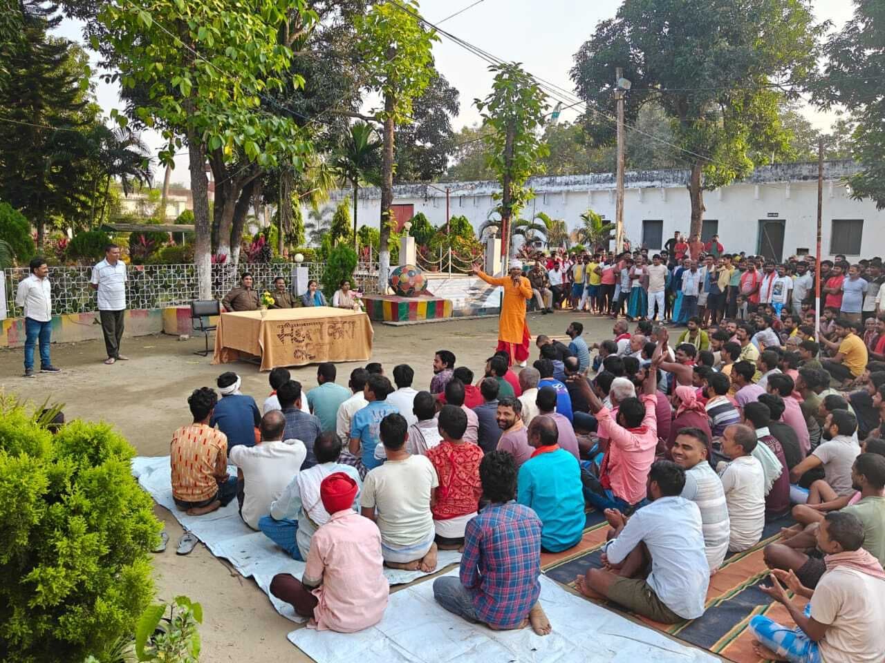 हंसी रिश्तों में मिठास व जीवन में संतुलन लाती है, दास