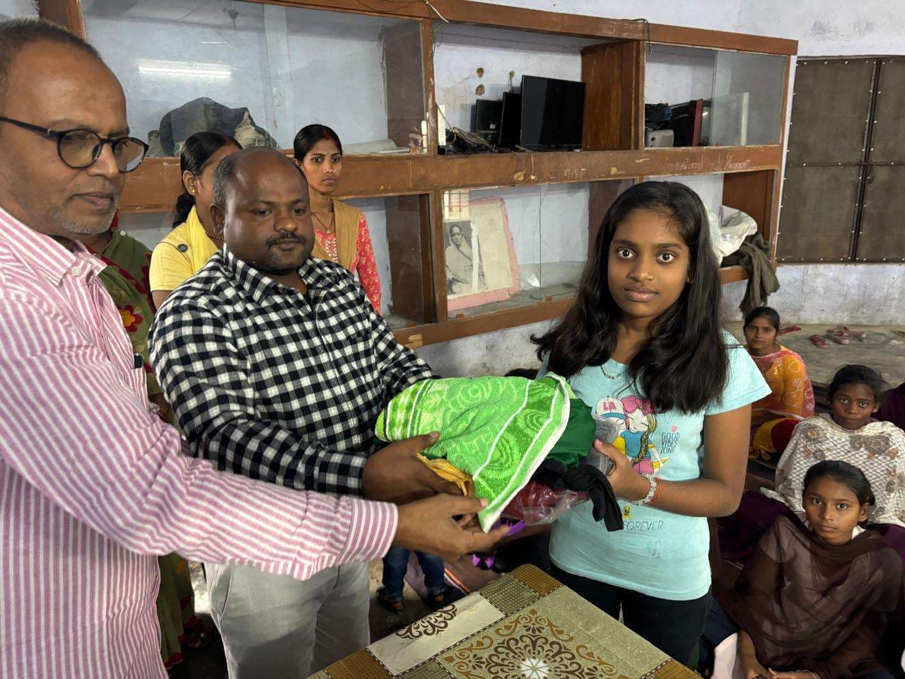 कस्तूरबा विद्यालय में छात्राओं के बीच गर्म कपड़े का वितरण