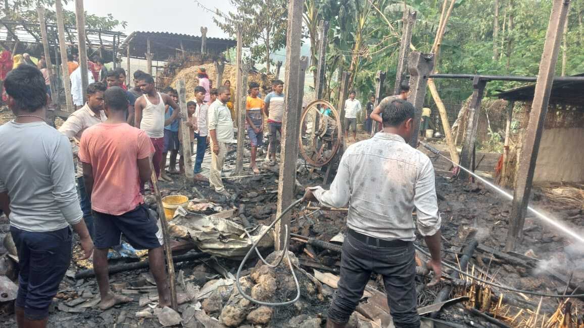 गंगापुर पंचायत में आग लगने से दस लाख से अधिक का नुकसान