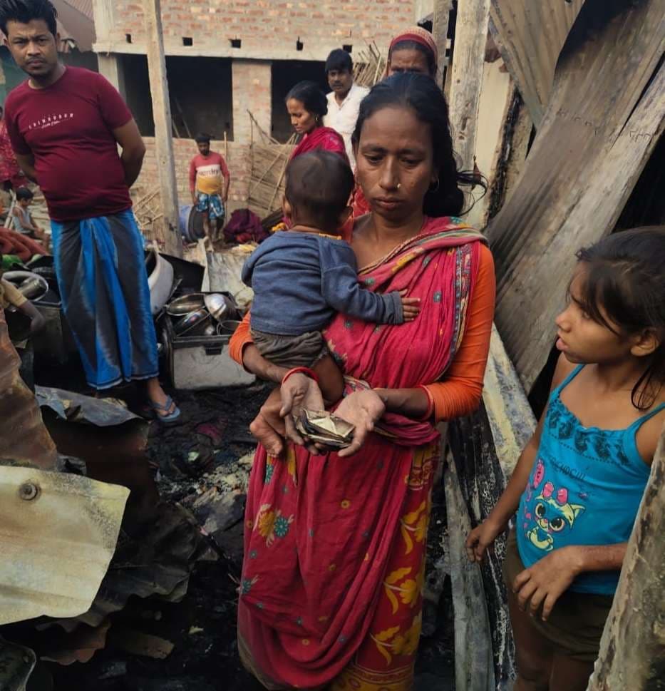 11 परिवारों के घर जले, तीन लाख कैश सहित लाखों के सामान खाक