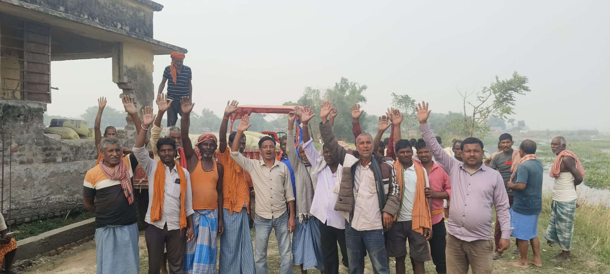 ग्रामीणों ने श्मशान घाट की दीवार का शुरू किया निर्माण