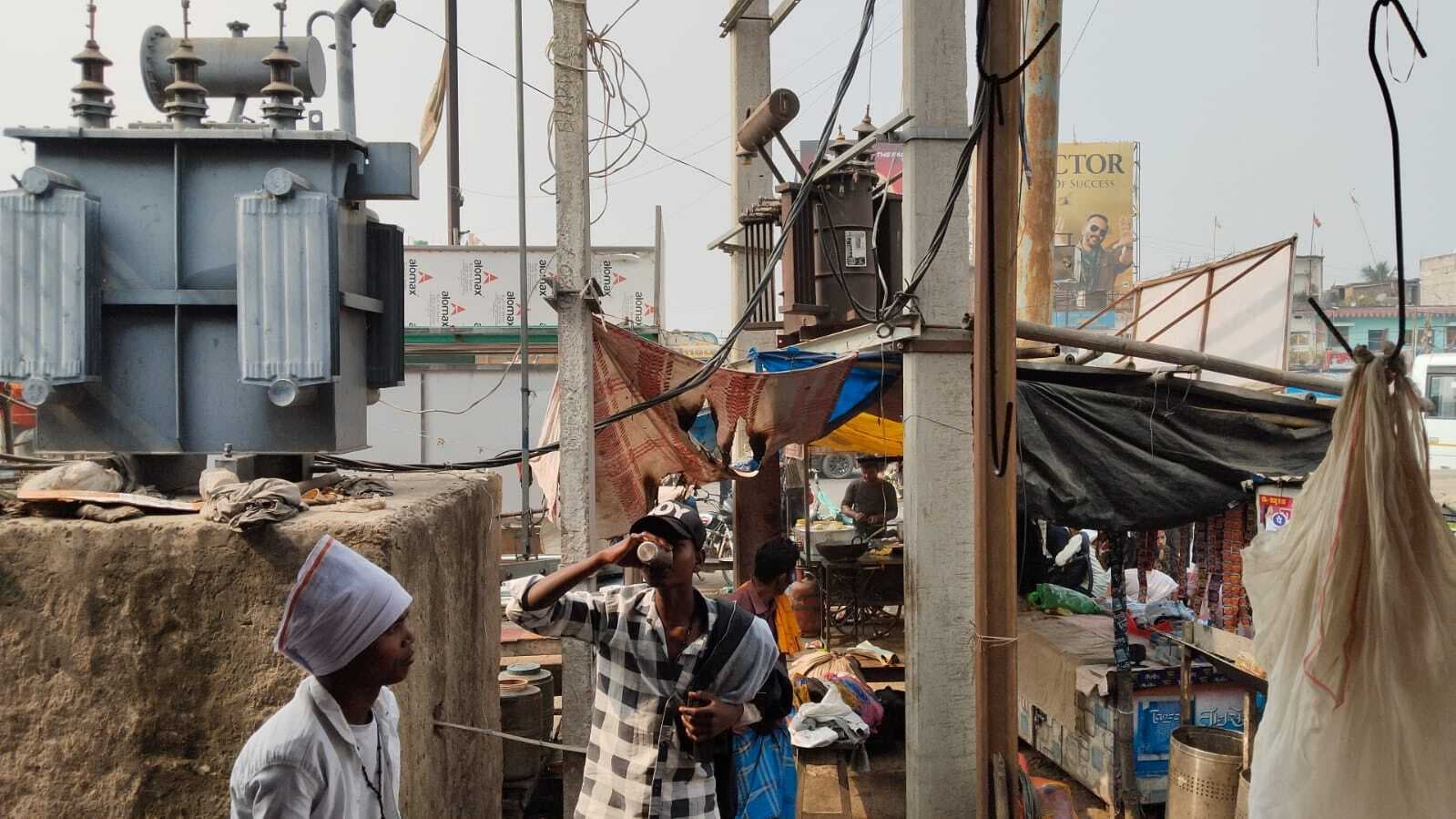 ट्रांसफॉर्मर का इंशुलेटर हुआ पंचर, चापाकल में करंट से पांच घायल