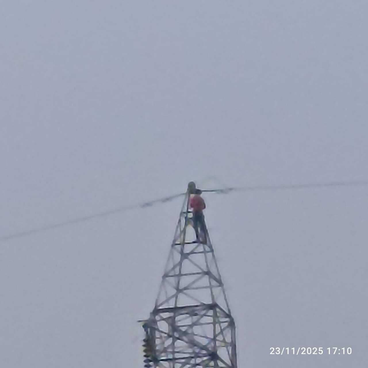 Dhanbad News: ट्रांसमिशन टॉवर पर चढ़ा युवक, पत्नी के मनाने पर उतरा