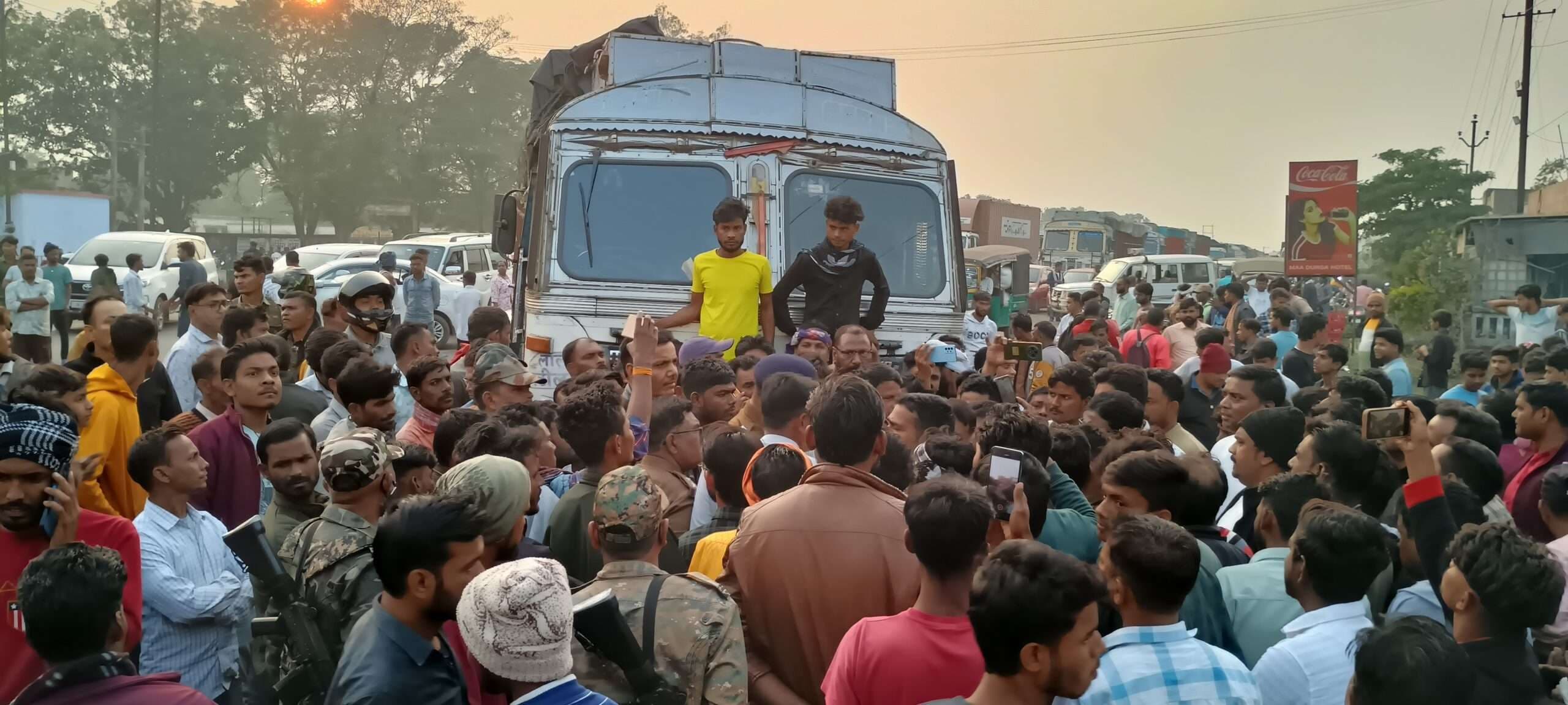 Dhanbad News: ट्रक ने बाइक को मारी टक्कर, एक की मौत, दो घायल