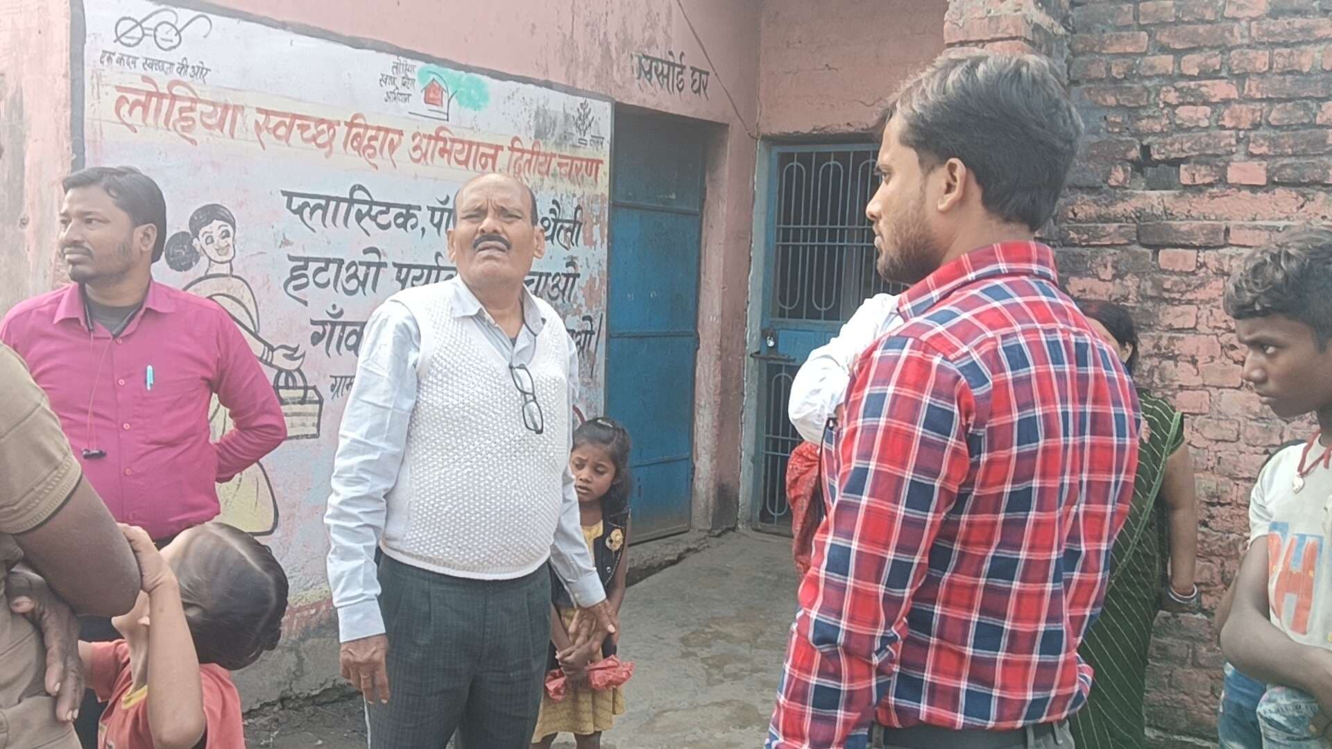 प्राचार्य व शिक्षक मारपीट मामले में ग्रामीणों ने स्कूल में लगाया ताला