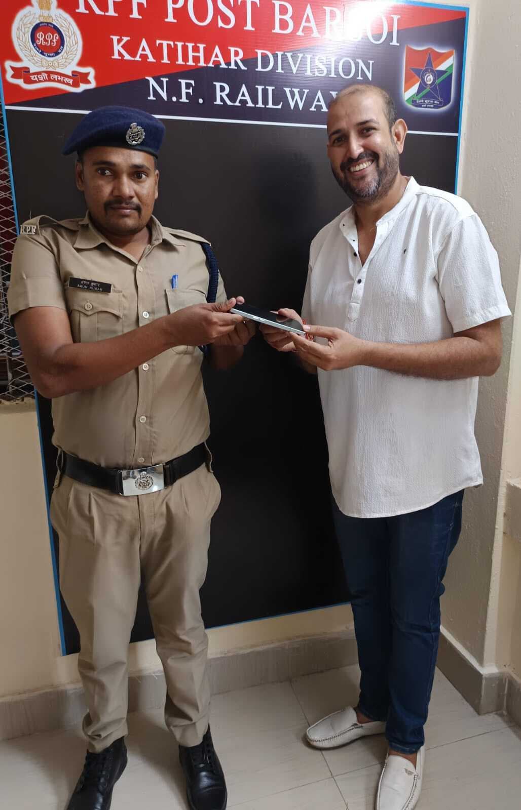 सीईआईआर पोर्टल के तहत 146 मोबाइल की बरामद, धारकों को सौंपा