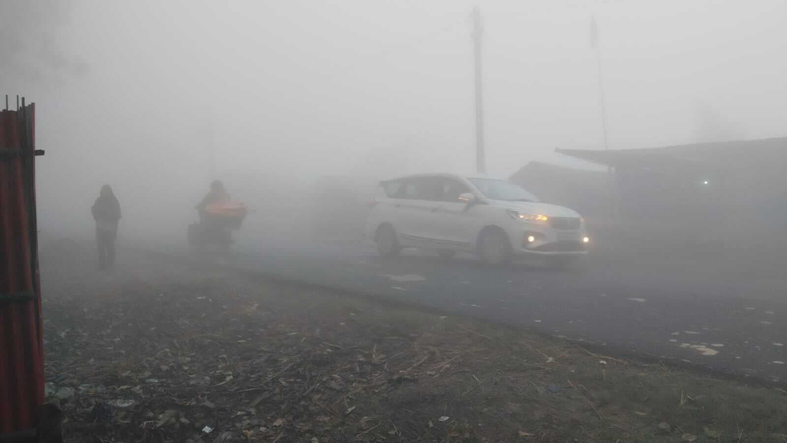 सुबह में घना कोहरा वाहन चालकों को कर रही परेशानी