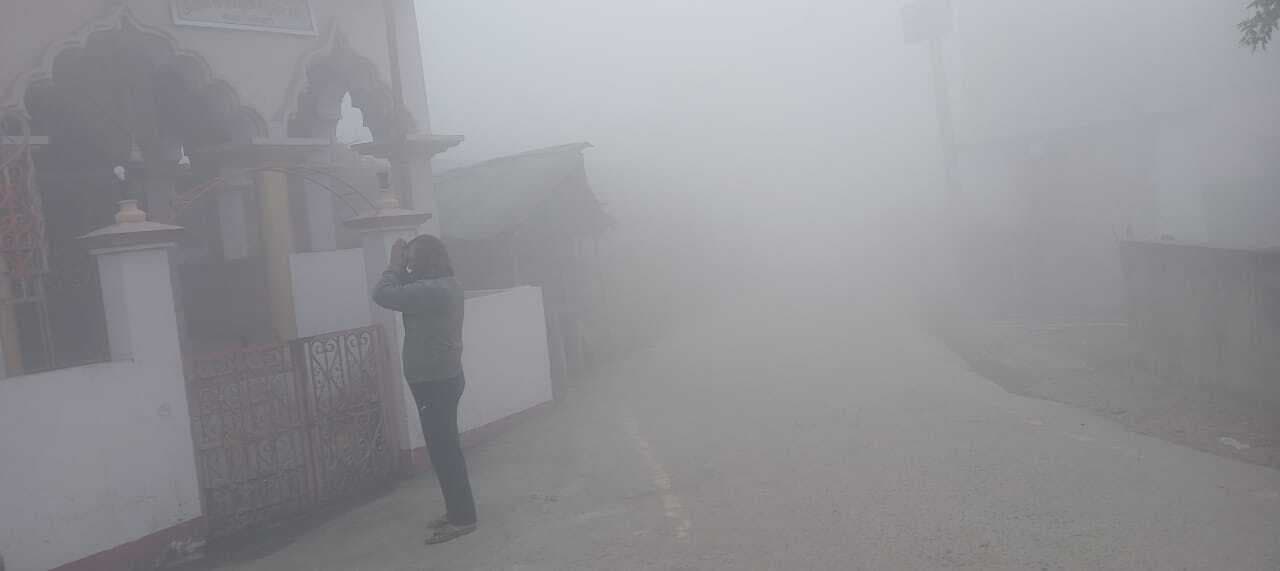 कोहरे के कारण सड़क पर खड़ी ट्रक में हाइवा ने मारी टक्कर