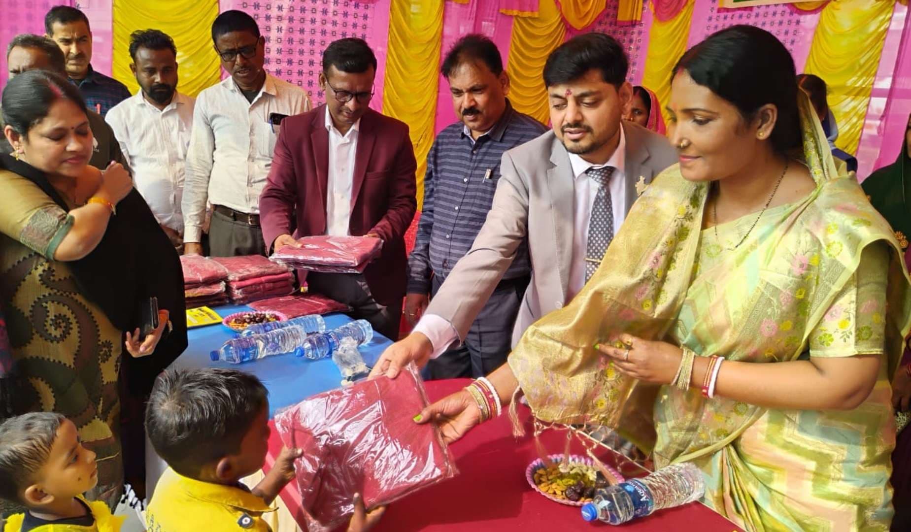 Dhanbad News: सभी जरूरतमंदों को योजनाओं का लाभ दिलायें : उपायुक्त