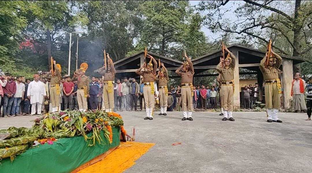 Dhanbad News: आइटीबीपी जवान का हुआ अंतिम संस्कार, जवानों ने दी सलामी