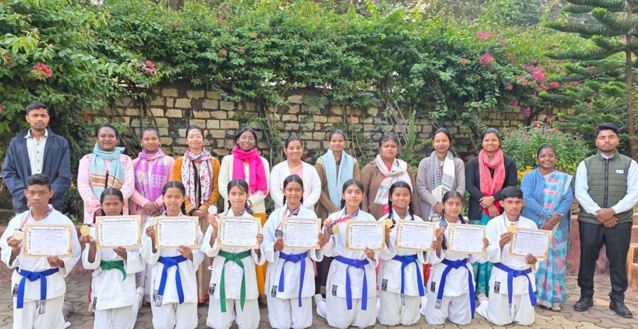 कराटे प्रतियोगिता में पदक विजेताओं को किया गया सम्मानित