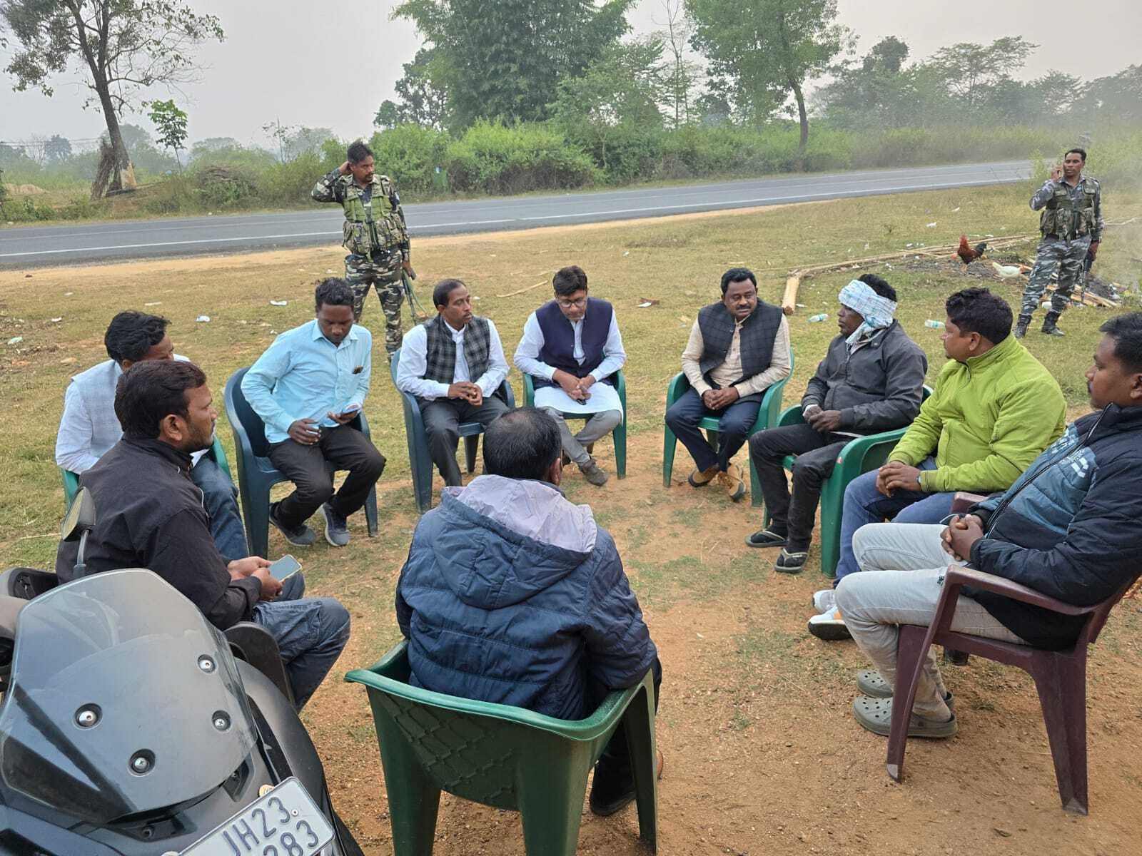 मृतक के परिजनों से मिले झामुमो नेता