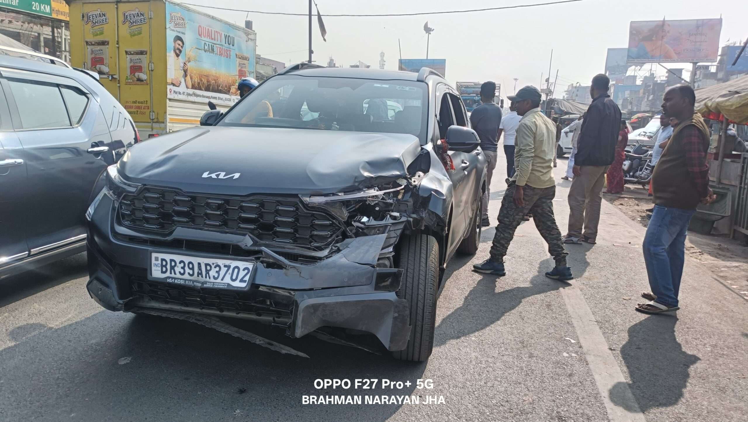 कार व ऑटो की टक्कर में दो राहगीर गंभीर रूप से जख्मी