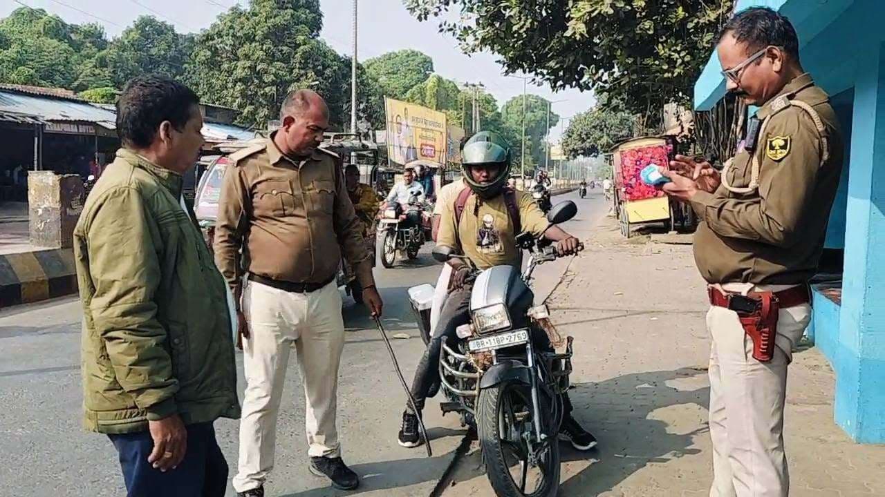 ट्रैफिक पुलिस ने चलाया वाहन चेकिंग अभियान