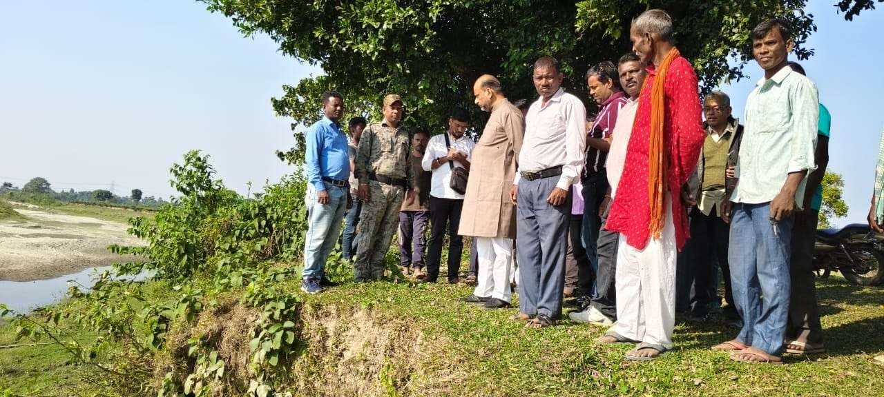विधायक ने किया चेंगा नदी के कटाव क्षेत्र का निरीक्षण
