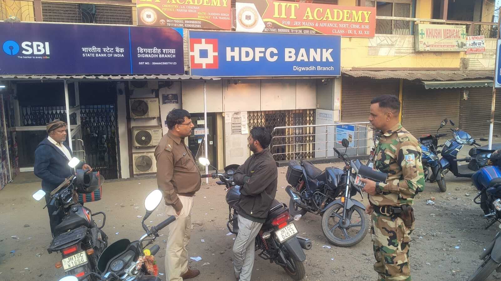 Dhanbad News: घर के आंगन में खड़ी बाइक की डिक्की तोड़ एक लाख रुपये ले भागे अपराधी