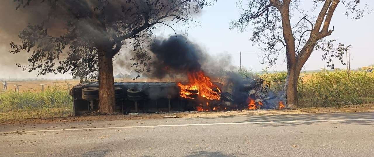 दुर्घटनाग्रस्त ट्रक में लगी आग, जिंदा जला चालक