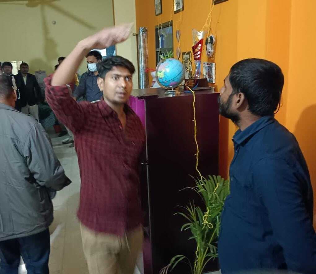 पारिवारिक परिस्थिति व कार्यालय का बढ़ता प्रेशर बना आत्महत्या की वजह