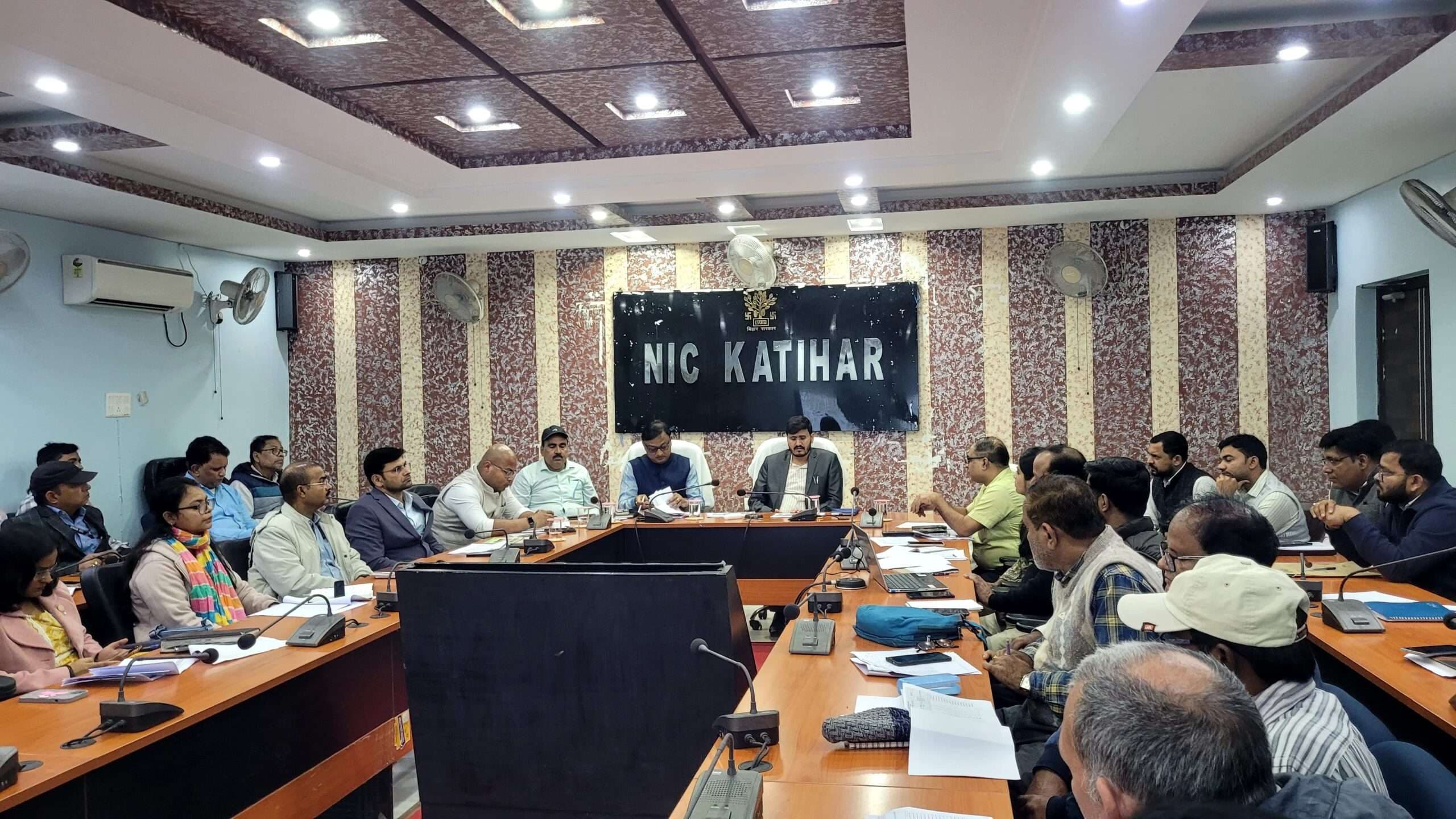 जल जीवन हरियाली व जल संचय जन भागीदारी से संबंधित योजनाओं के क्रियान्वयन में तेजी लाएं: डीएम