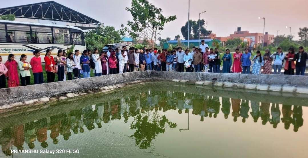 छात्रों को मत्स्य पालन के तरीके की दी गई जानकारी