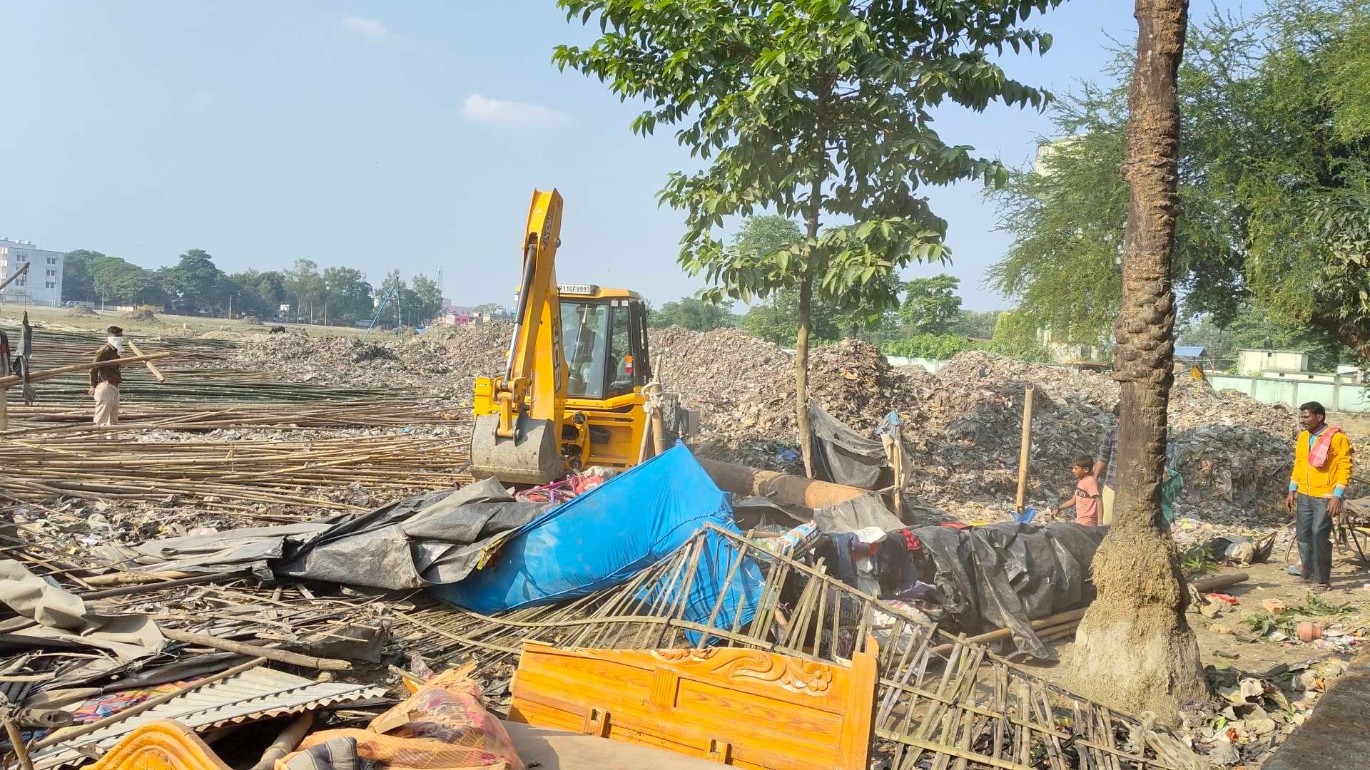 स्मैक के कारोबारी के ठिकानों पर प्रशासन का चला बुलडोजर