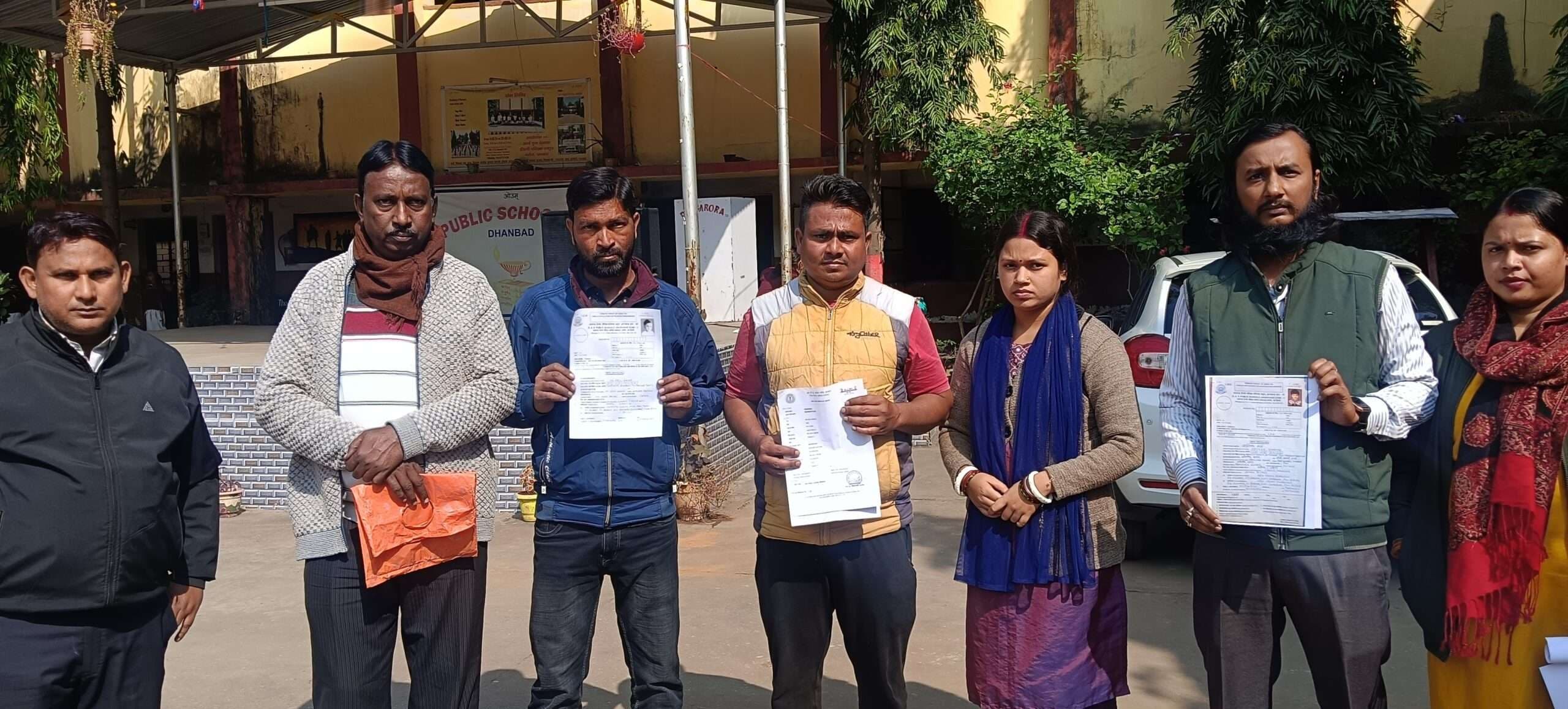 Dhanbad News: हंगामे के बाद डीएवी बरोरा में बीपीएल कोटे के तीन बच्चों का नामांकन