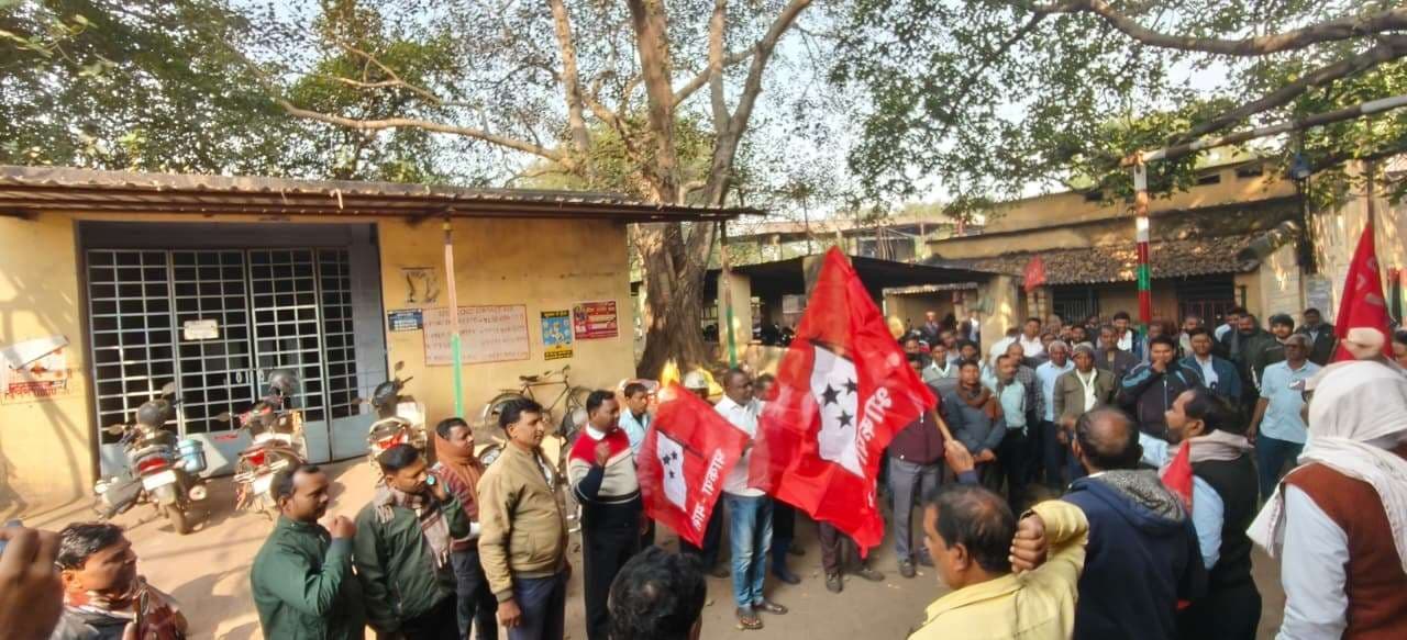 Dhanbad News: श्रम संगठनों ने किया प्रदर्शन, जलायीं प्रतियां