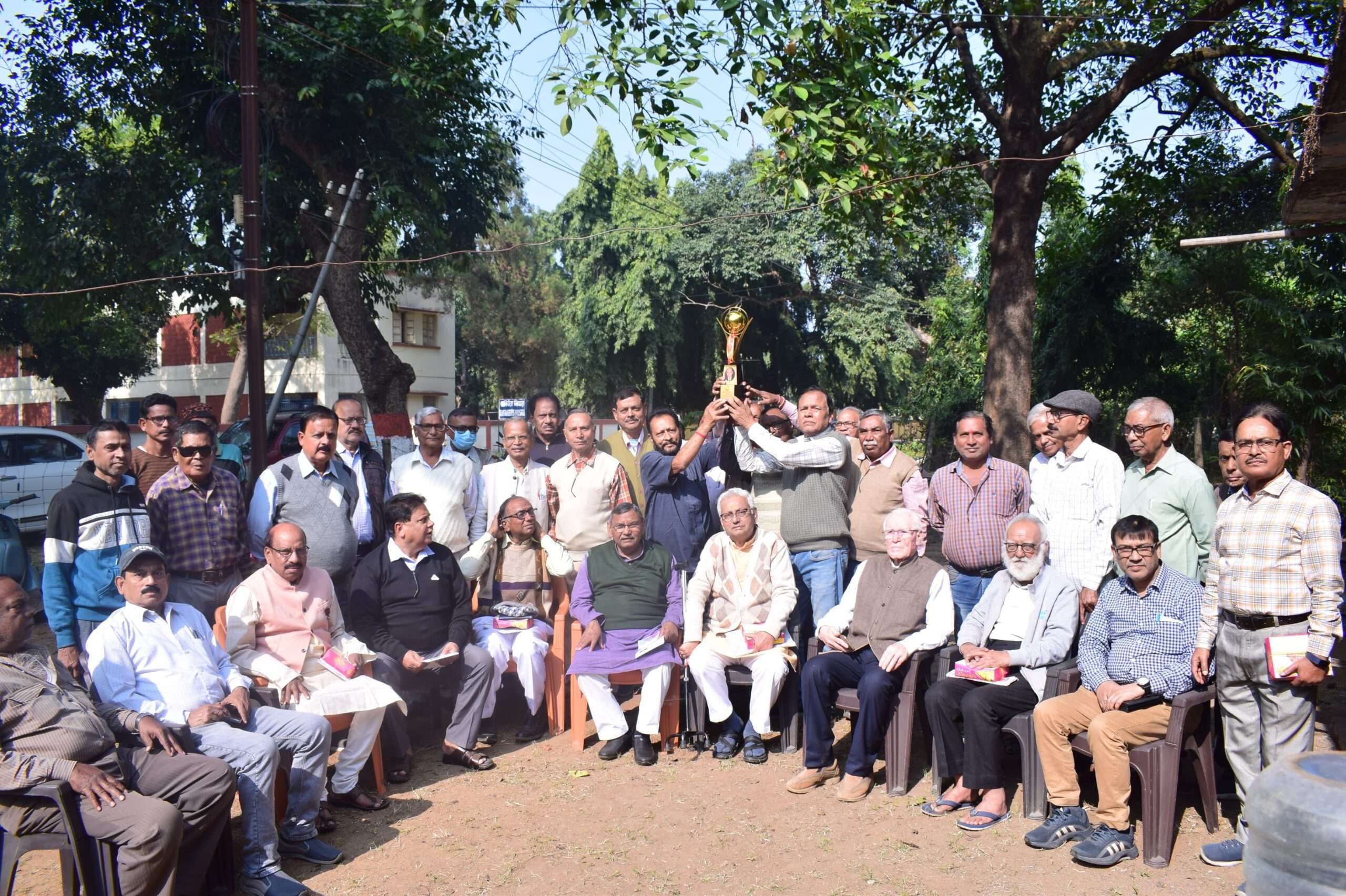 Dhanbad News: डीवीसी पेंशनर्स समाज ने छह सदस्यों को किया सम्मानित