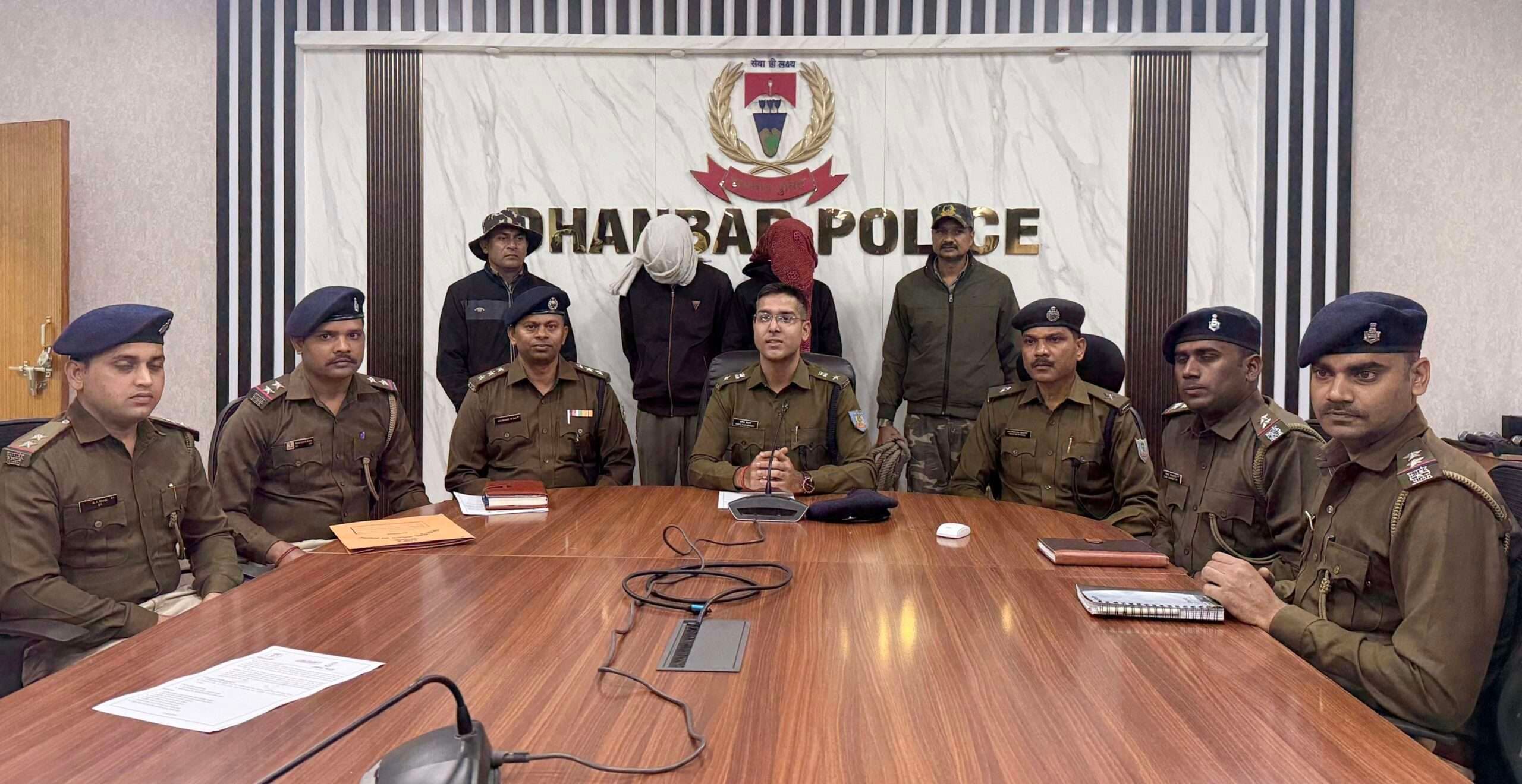 Dhanbad News: लोयाबाद हाइवा लूट मामले का पुलिस ने किया उद्भेदन, दो आरोपित गिरफ्तार