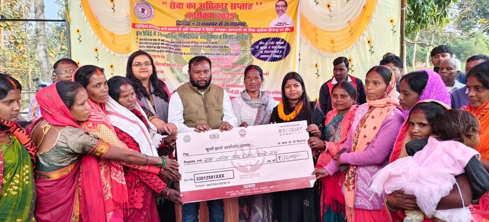 शिविर में पहुंचे विधायक, ग्रामीणों को लाभ दिलाया