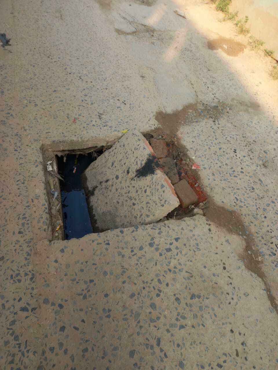 नाले का टूटा ढ़क्कन, लोग दुर्घटना के हो रहे शिकार