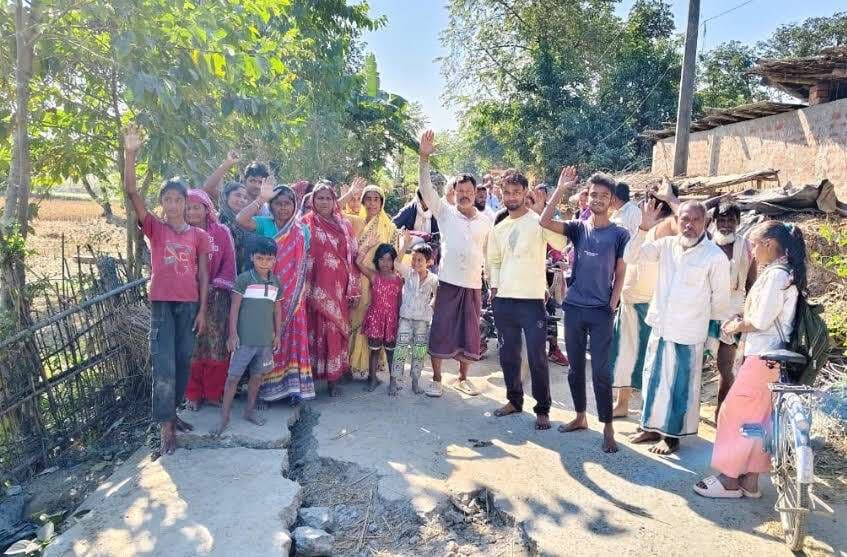 अवैध बालू खनन के विरुद्ध अठियाबाड़ी के लोगों ने किया प्रदर्शन