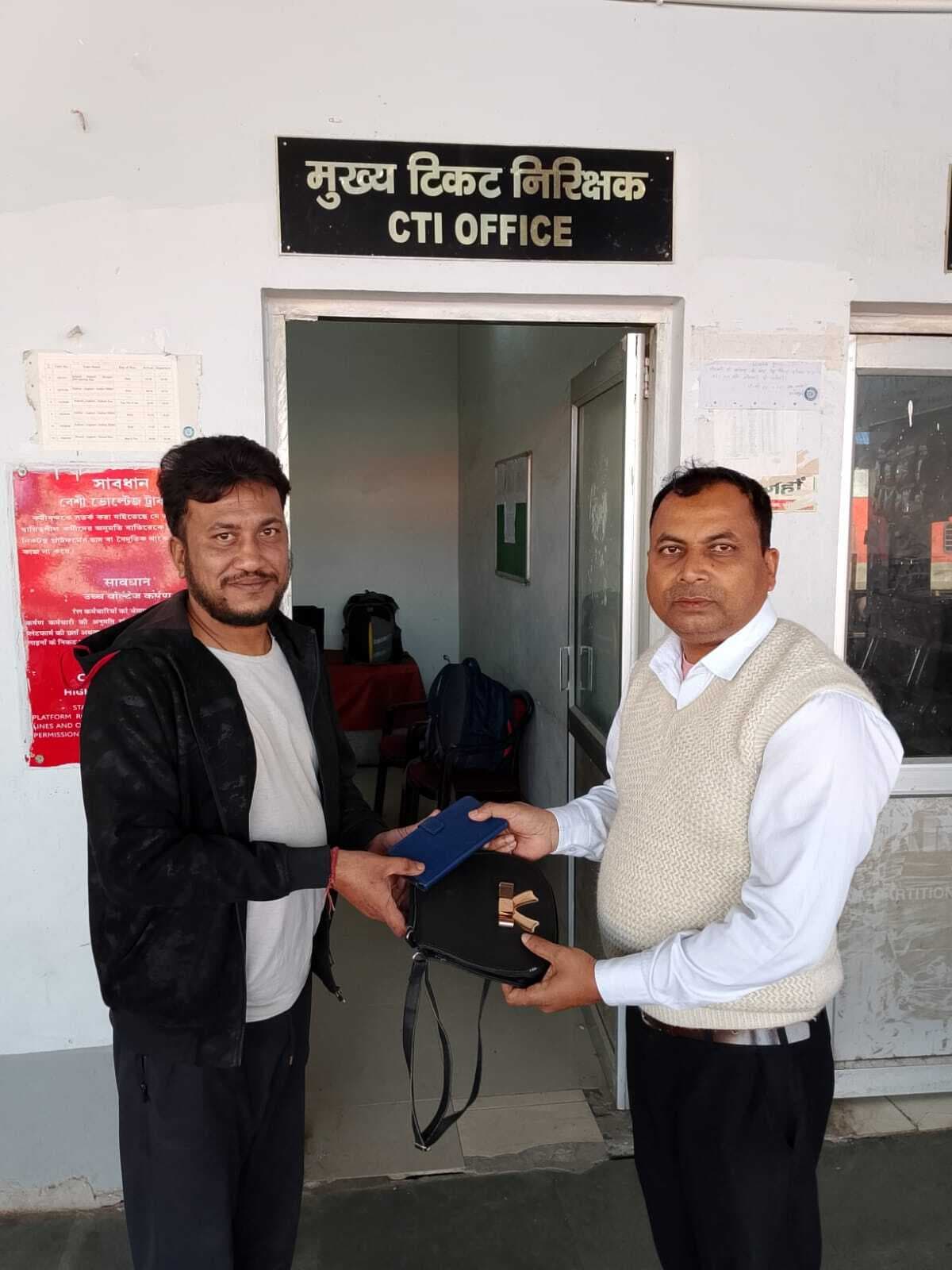 यात्रा के दौरान ट्रेन में छूटे पर्स को सीटीआइ ने लौटाया