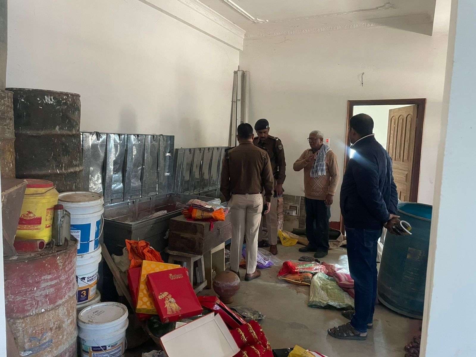 4 लाख नकद व सोना-चांदी लेकर चोर फरार