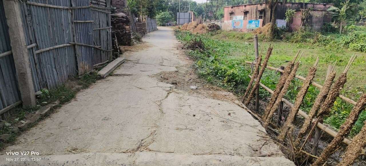 पीसीसी सड़क में आयी दरार, ग्रामीणों ने गुणवत्ता पर उठाए सवाल