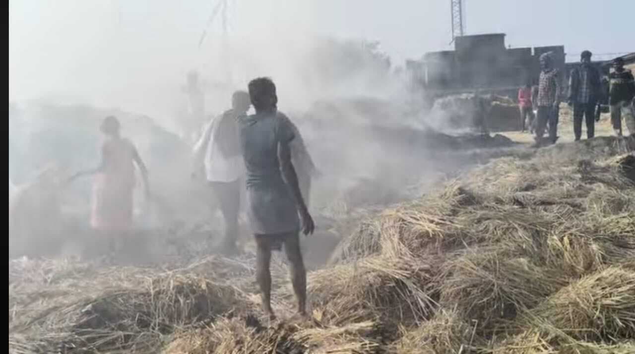 Bokaro News : चतरोचट्टी के नरकंडी गांव में खलिहान में लगी आग