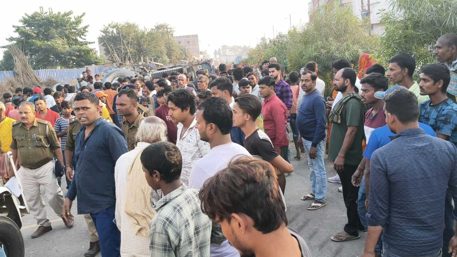 सरिया लदे अनियंत्रित ट्रैक्टर के पलटने से युवक की मौत