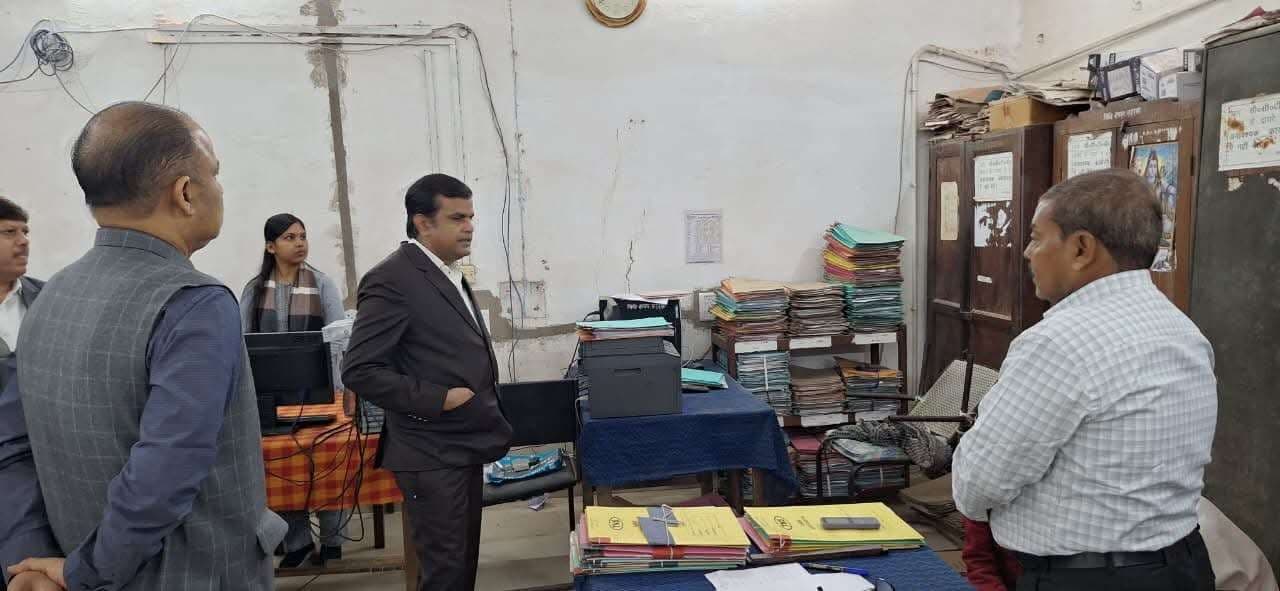 प्रमंडलीय आयुक्त ने विभिन्न कार्यालयों का किया निरीक्षण, दिया निर्देश