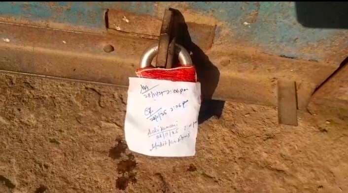 कालाबाजारी कर खाद्यान्न ले जा रहे ऑटो को जब्त कर सील किया गोदाम