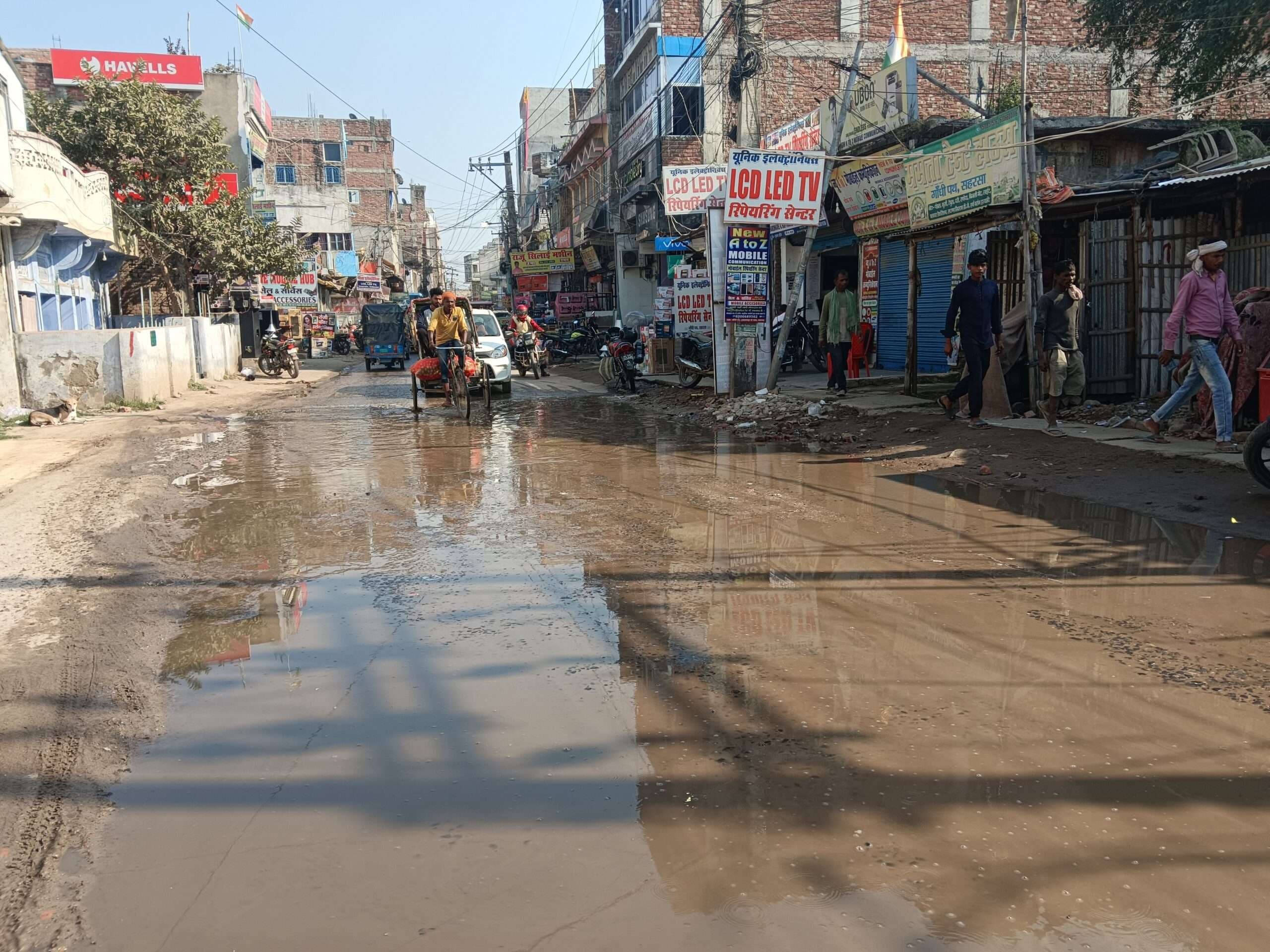 मुख्य सड़क पर बह रहा नाले का पानी