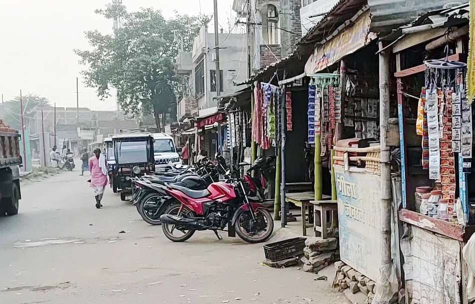 मिठाई बाजार में फुटपाथ अतिक्रमणकारियों का कब्जा