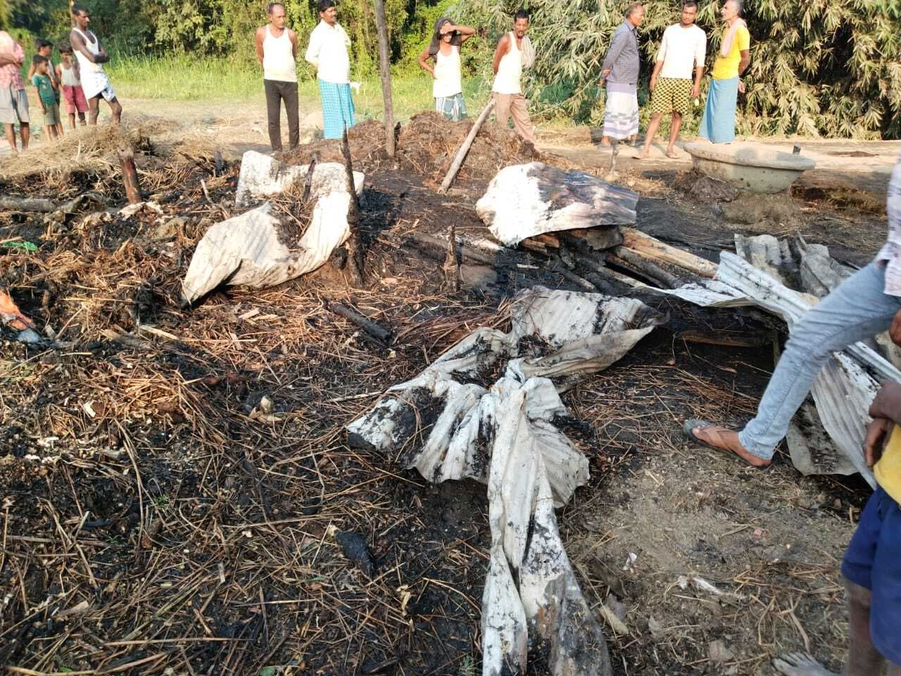 चूल्हे की चिंगारी से लगी आग, आधा दर्जन घर जले