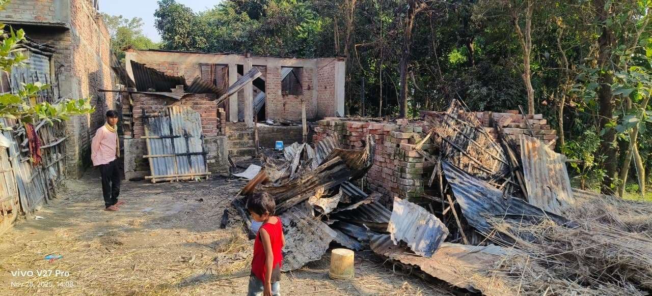 घर जला, हजारों की क्षति