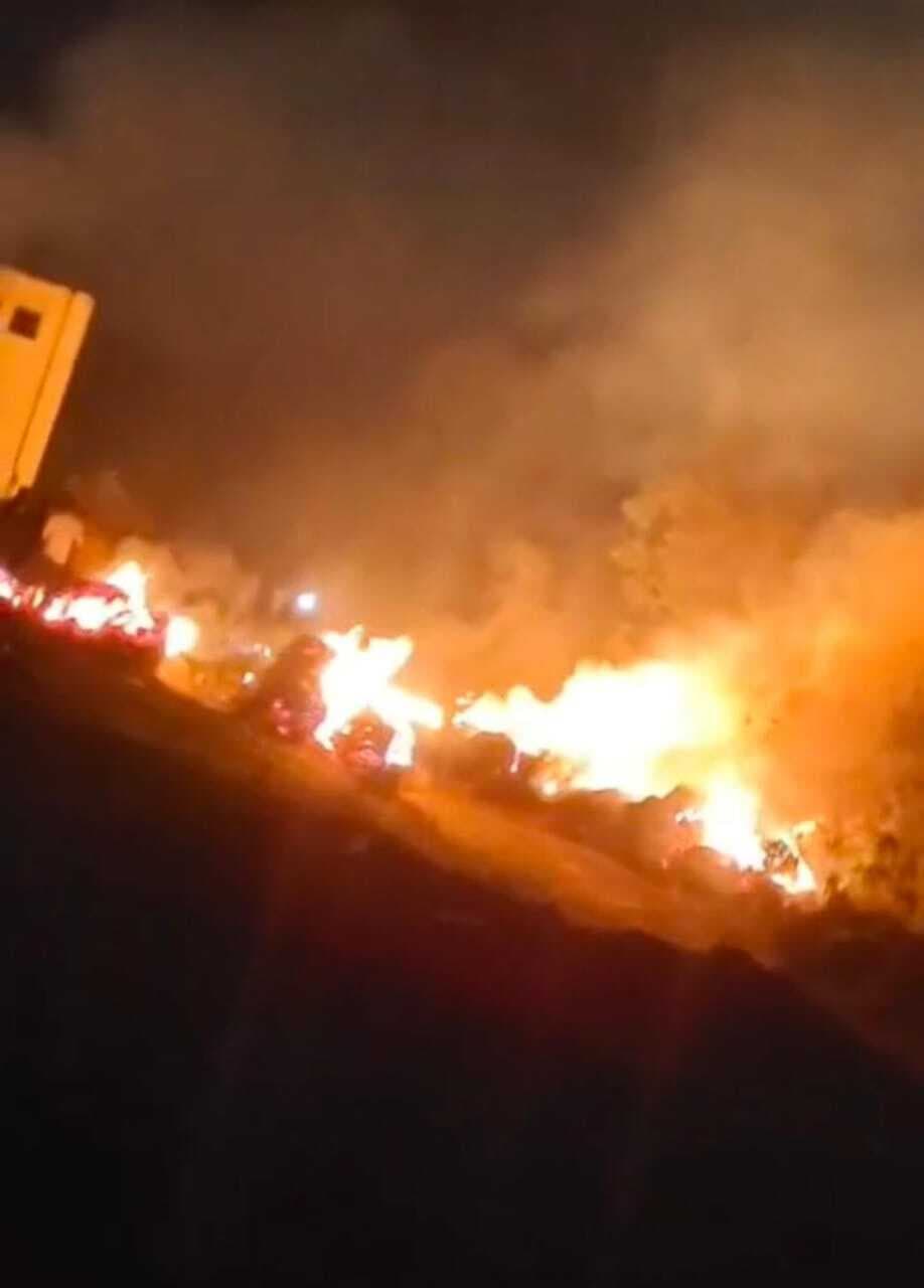 असामाजिक तत्वों ने धान की पुंज में लगायी आग