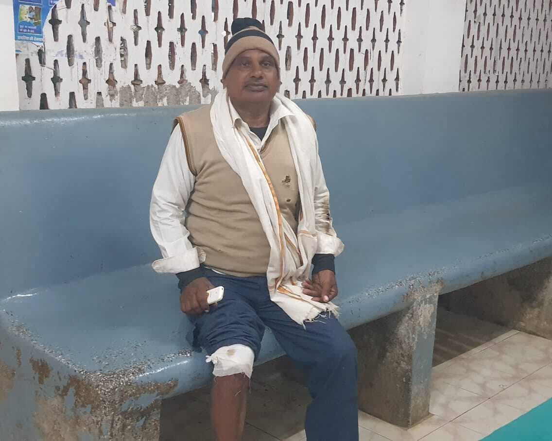 सड़क दुर्घटना में एक ही परिवार के तीन लोग हुए घायल