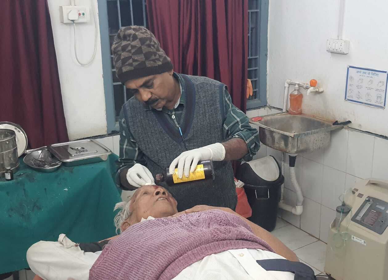 अनियंत्रित बाइक की टक्कर से साइकिल सवार बुजुर्ग घायल